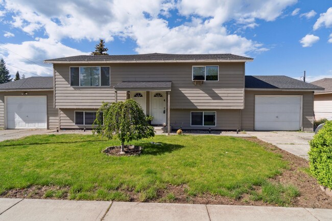 Primary Photo - 4 Bed 2 Bath Duplex in Spokane Valley!!