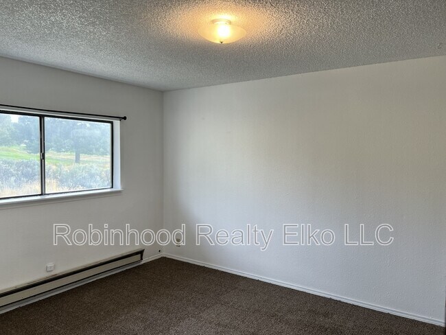 Building Photo - 395 Parkchester Dr