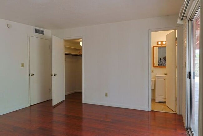 Building Photo - 618 N Medford Dr