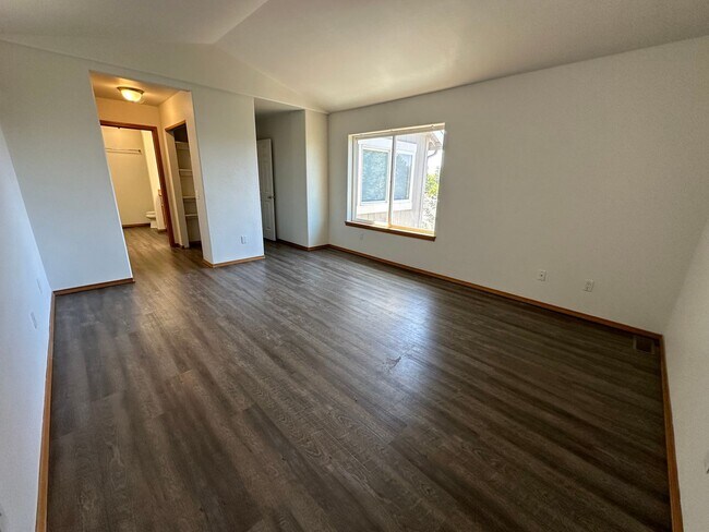 Building Photo - Spacious 4 Bed, 2.5 Bath Home!