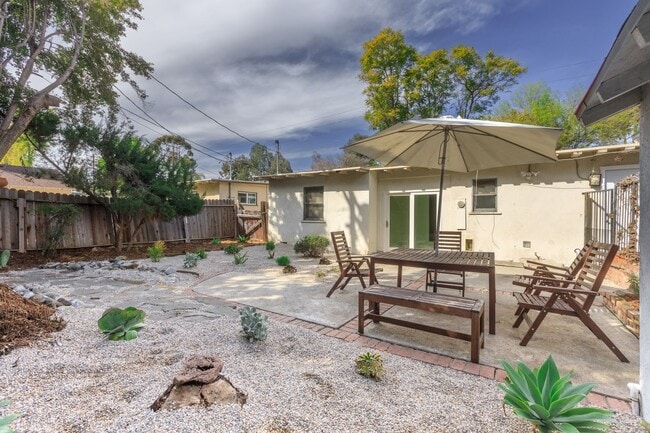 Building Photo - 15826 Magnolia Blvd