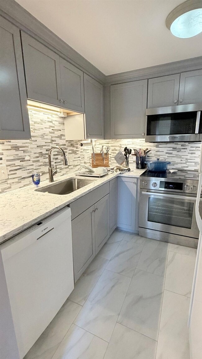 Building Photo - 170 Gore St