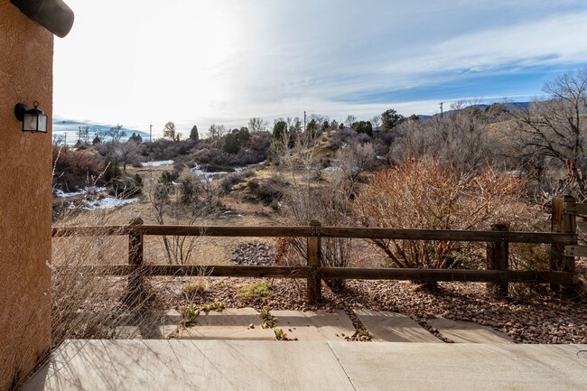 Building Photo - Stunning Rancher with Mountain Views