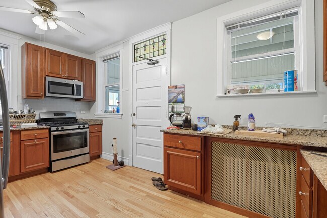Building Photo - 935 Judson Ave