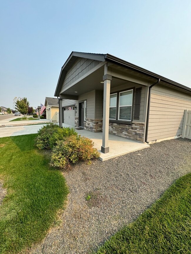 Building Photo - Charming 3-bedroom, 2-bathroom home locate...