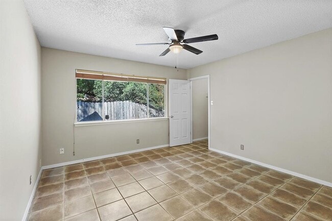 Building Photo - 3609 Summit Bend