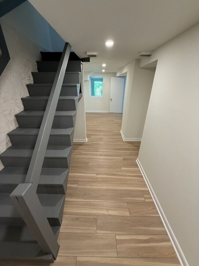Building Photo - *DREAM LOCATION* 6BR Completely Renovated Duplex