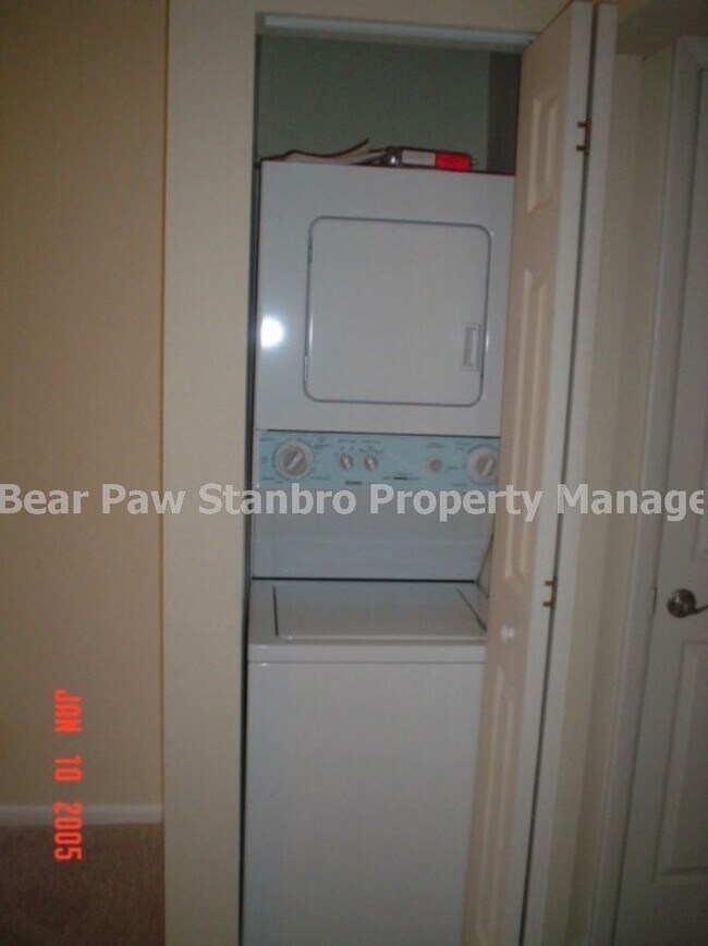 Building Photo - Two Bedroom, One Bath Condo near High School!