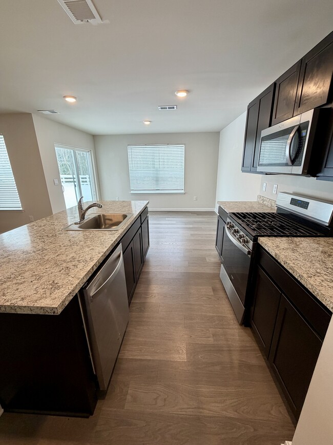 Building Photo - 633 Currant Cir