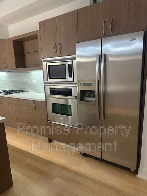 Building Photo - 12837 Moorpark St