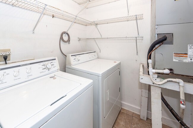 Building Photo - 2 Bedroom, 1.5 Bathroom Townhome in Island Bluff - James Island