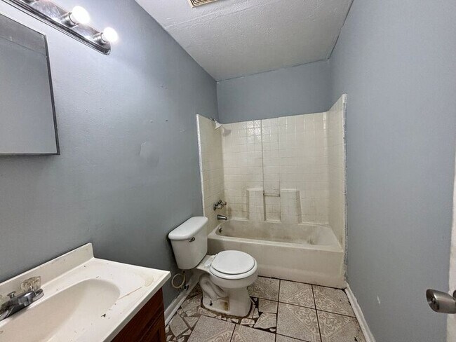 Building Photo - 6709 Lake Glen Dr