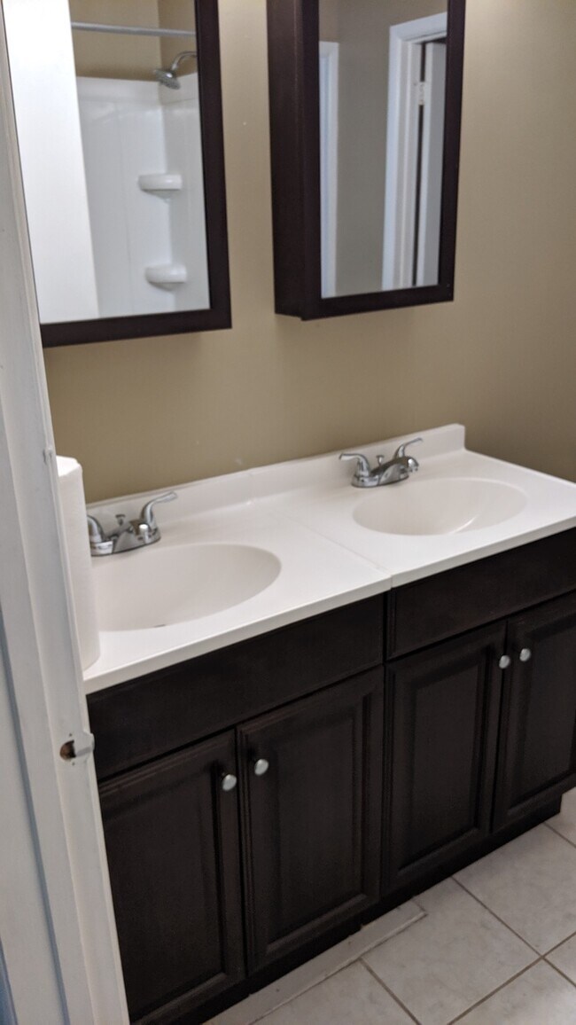 Building Photo - 20 Glenwood Dr