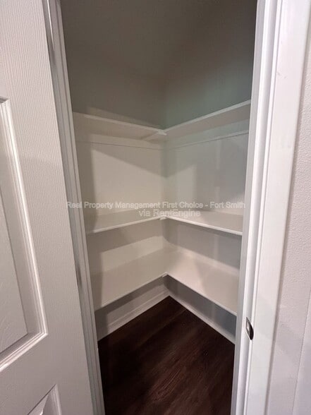 Building Photo - 10640 Cedar Wy