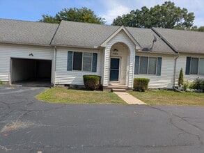 Building Photo - 440 Robbe Ave