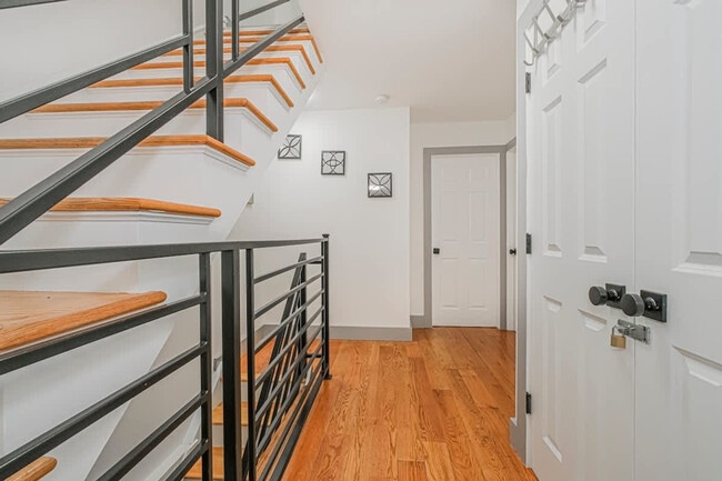 Building Photo - 479 Putnam Ave