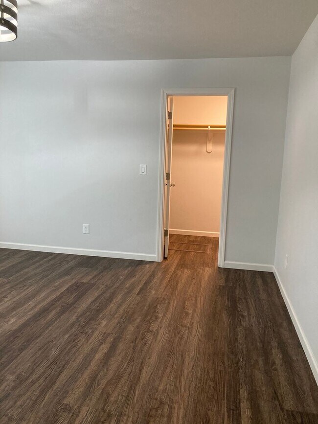 Building Photo - MP132 - 14418-14420 E Heroy