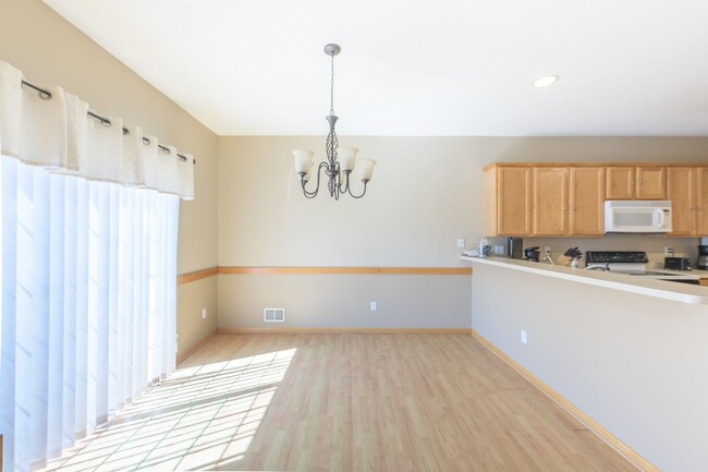 Building Photo - Awesome 2 bed townhouse in plymouth!