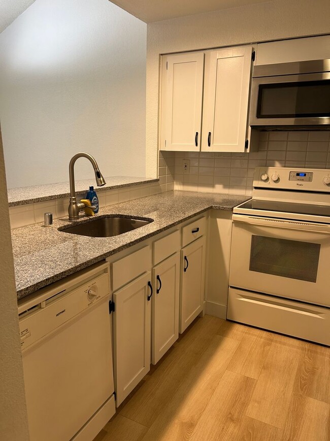 Building Photo - 2bd/1.5ba Tukwila Townhome