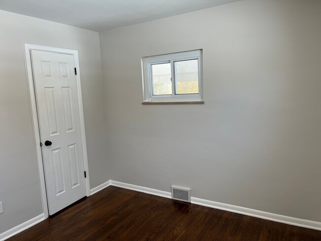 Building Photo - **BEAUTIFULLY REMODELED 3-BEDROOM/1.5 BATH...