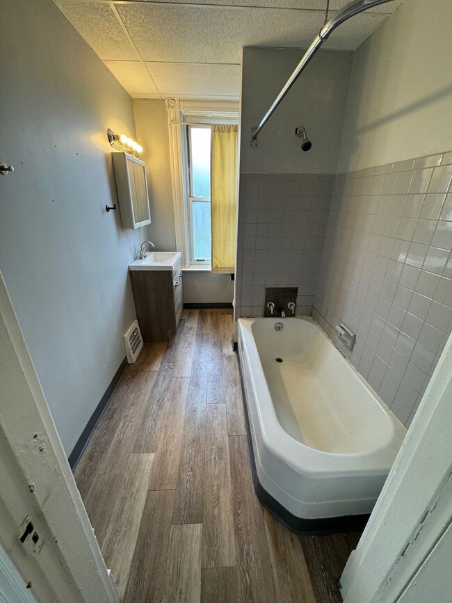 Building Photo - 3 Bedroom 1 Bath Minutes Away from the City!