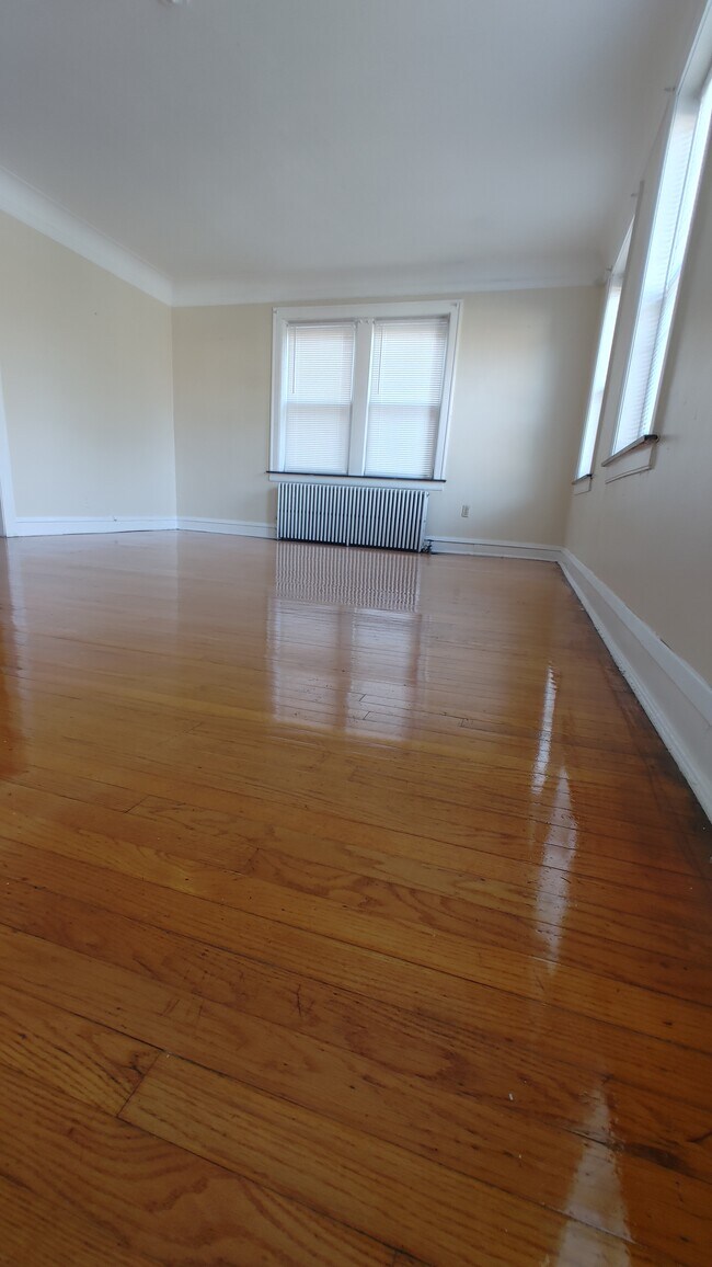Living room - 7431 S Jeffery Blvd