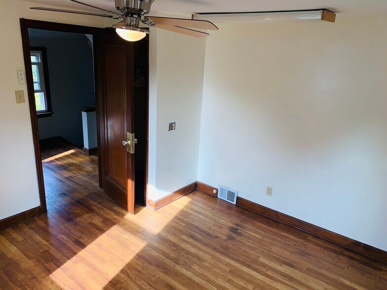 Building Photo - 1015 Willow Dr