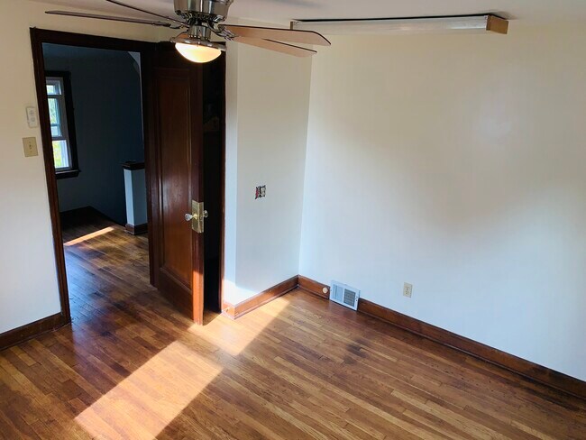 Building Photo - 1015 Willow Dr