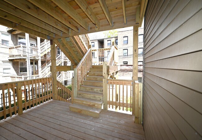 Building Photo - 1630 W Thorndale Ave