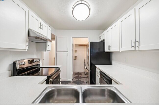 Building Photo - 760 Canyon Oaks Dr