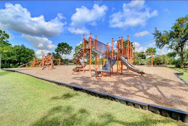 Building Photo - 17768 Maplewood Dr