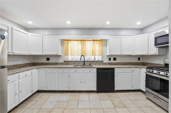 Building Photo - 5 Bradley St