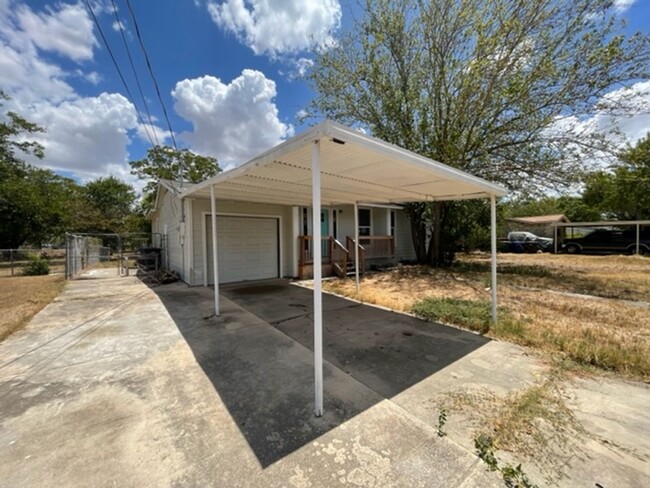 Building Photo - Beautiful One Story Home with a Huge Back ...