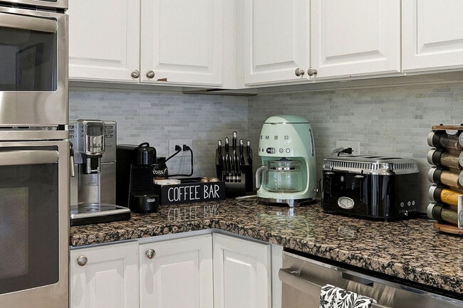 Building Photo - 657 N Carpenter St