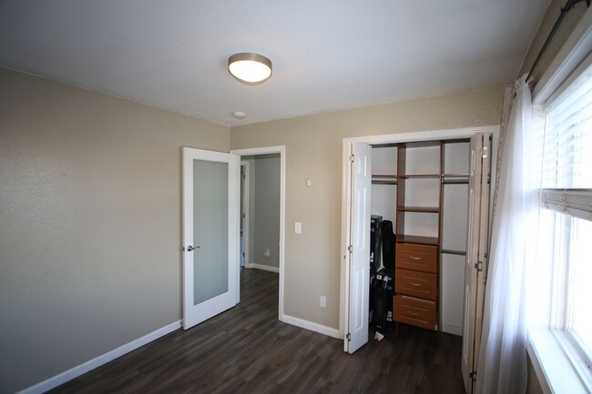 Building Photo - Nicely Updated 3 Bedroom Condo Downtown!