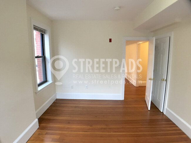 Building Photo - 881 Massachusetts Ave