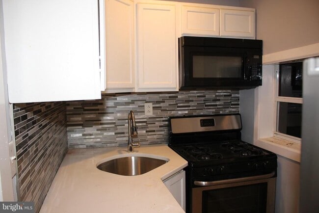 Building Photo - 5654 Appletree St