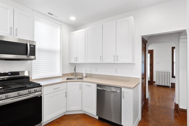 Building Photo - Hi-Pointe Adjacent House!