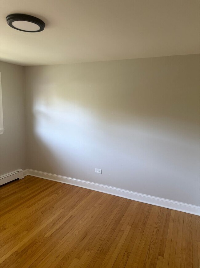 Building Photo - Spacious 2 Bedroom in Beverly