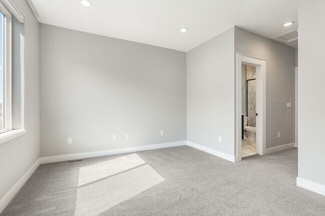 Building Photo - Gorgeous 3 bedroom, 4 bathroom townhome minutes from Sloan's Lake!