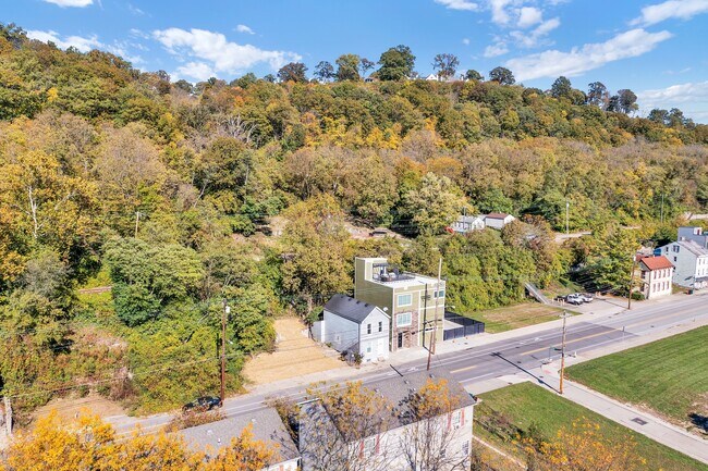 Building Photo - 2602 Riverside Dr