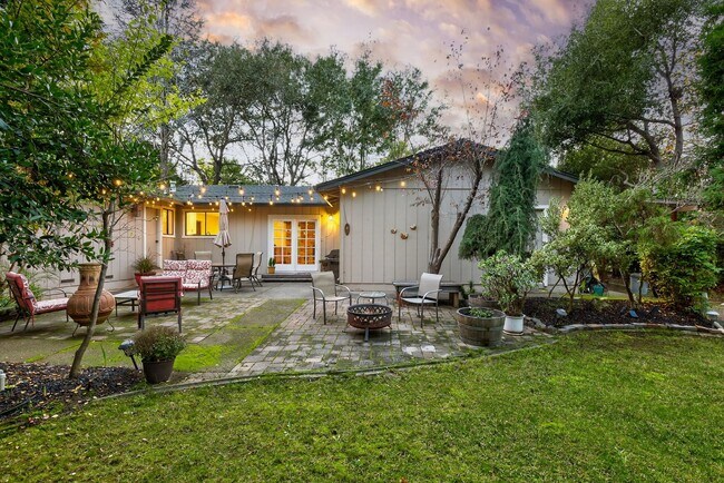 Building Photo - Charming 3-Bed / 2-Bath Retreat on Over an Acre in Sebastopol