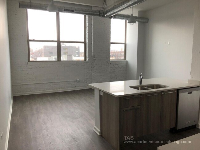 Building Photo - Loft-style condo-quality 3 Bed/2 ba IN UNIT LAUNDRY