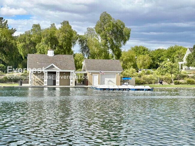 Building Photo - 5 Bed/3.5 Bath Home with Garage / Vouchers Accepted / Available Now!