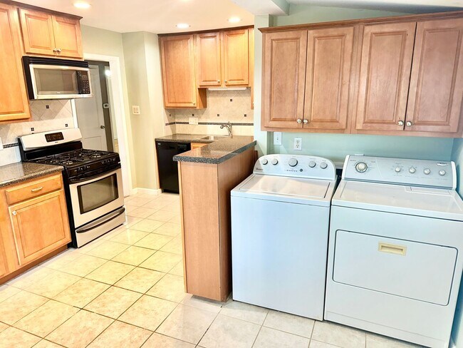 Building Photo - Cute as can be Bungalow