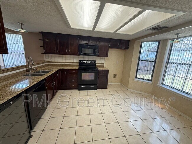 Building Photo - 1608 W Fort Worth St