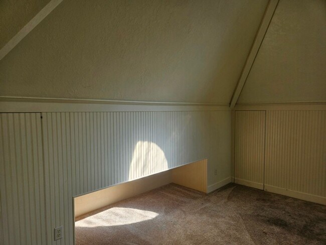 Building Photo - 4Bd/5Ba Multi Story Home - For viewing by ...
