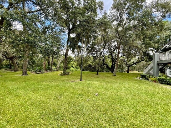 Building Photo - 2 bed 2 bath Raintree Condominium