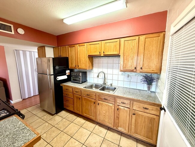 Building Photo - Furnished- Cute 2 Bedroom Home with Garage...