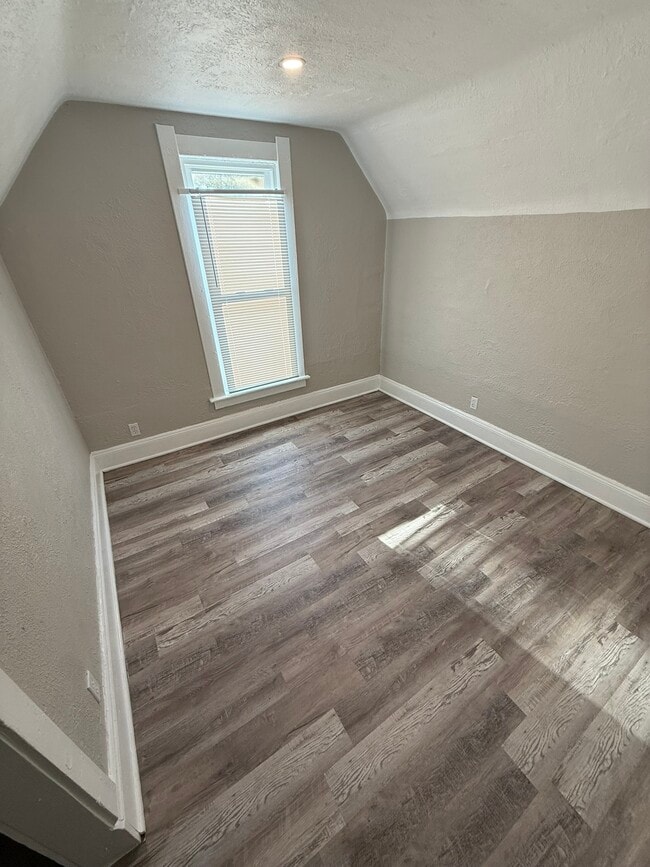 Building Photo - 659 Stebbins St